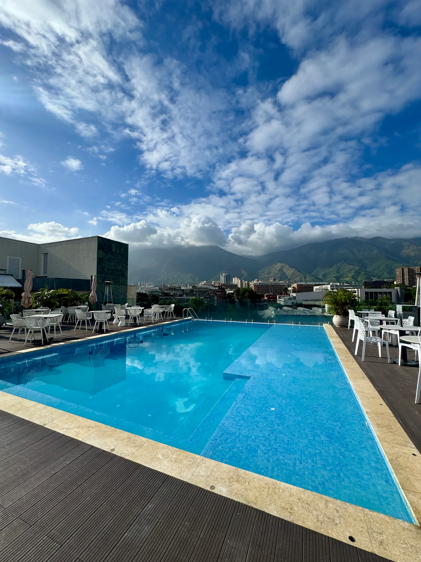 Piscina rooftop California Hotel con vista al Ávila Caracas
